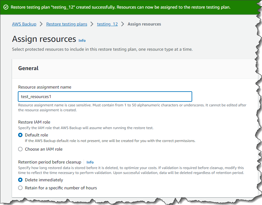 Po utworzeniu planu testowania przywracania nadszedł czas na przypisanie zasobów. Zacznij od określenia roli IAM, którą AWS Backup przyjmie podczas uruchamiania testu przywracania. Jeśli chodzi o okres przechowywania przed porządkowaniem, pozostaw domyślny wybór natychmiastowego usuwania przywróconych zasobów, aby zoptymalizować koszty. Alternatywnie, określając okres przechowywania, możesz również skonfigurować integrację własnych testów (na przykład AWS Lambda) za pomocą Amazon EventBridge (CloudWatch Events) i odsyłać status walidacji za pomocą nowego interfejsu API PutRestoreValidationResult, aby był raportowany w zadaniu przywracania.