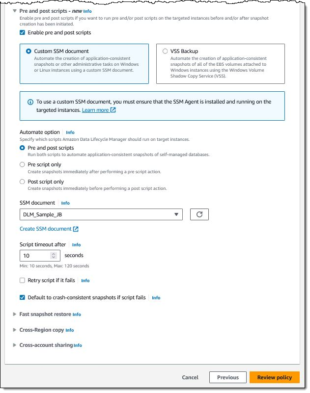 Na następnej stronie przewiń do Pre and post scripts i rozwiń sekcję. Kliknij Enable pre and post scripts, wybierz Custom SSM document, a następnie z menu wybierz swój dokument SSM. Ustaw opcje limitu czasu i ponawiania prób oraz wybierz opcję domyślnej kopii zapasowej spójnej z awarią, na wypadek gdy jeden z Twoich skryptów zawiedzie. Kliknij Review policy, dokonaj ostatniej kontroli i wybierz Create policy na następującej stronie: